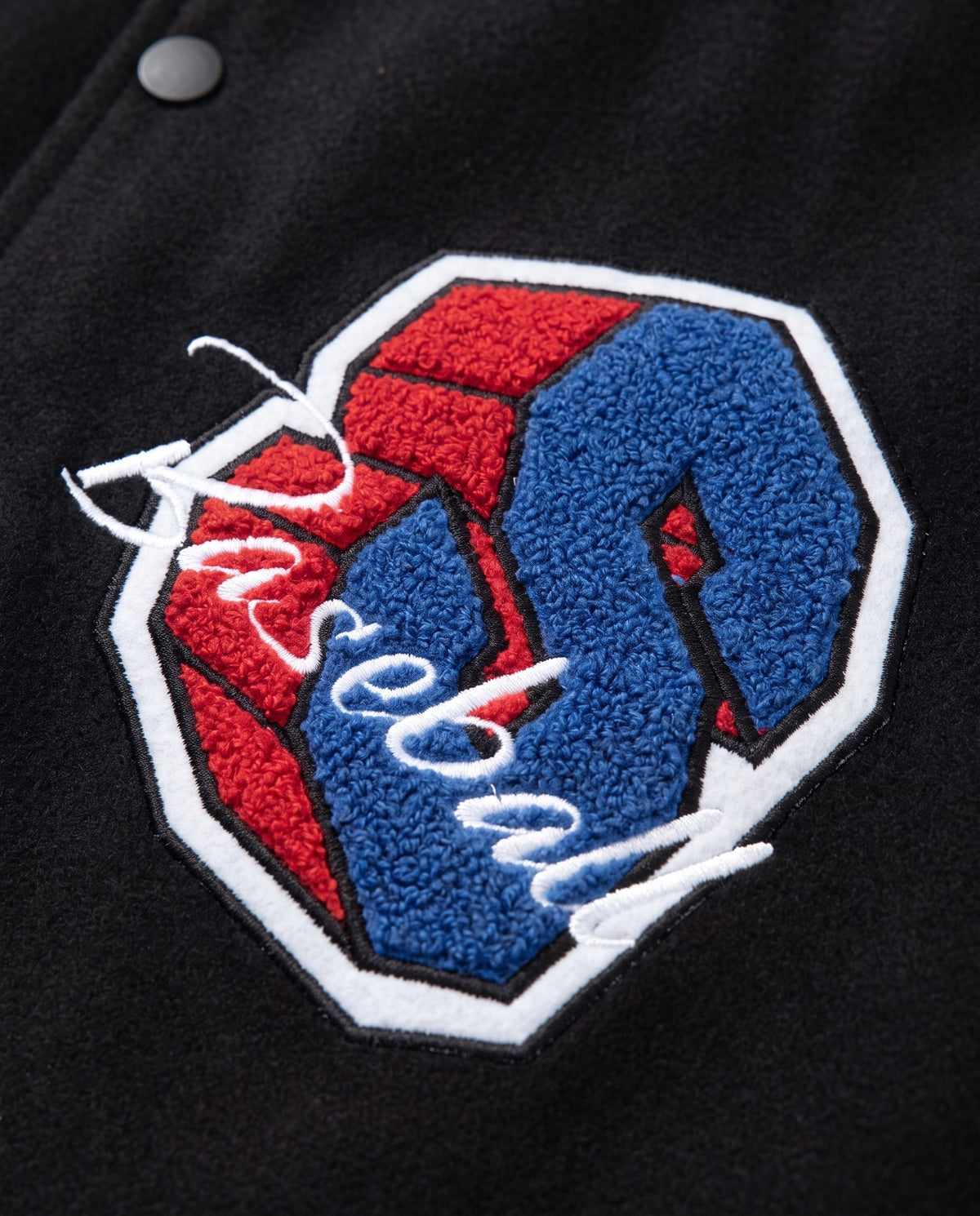 Détail de l'écusson chenille de la teddy jacket