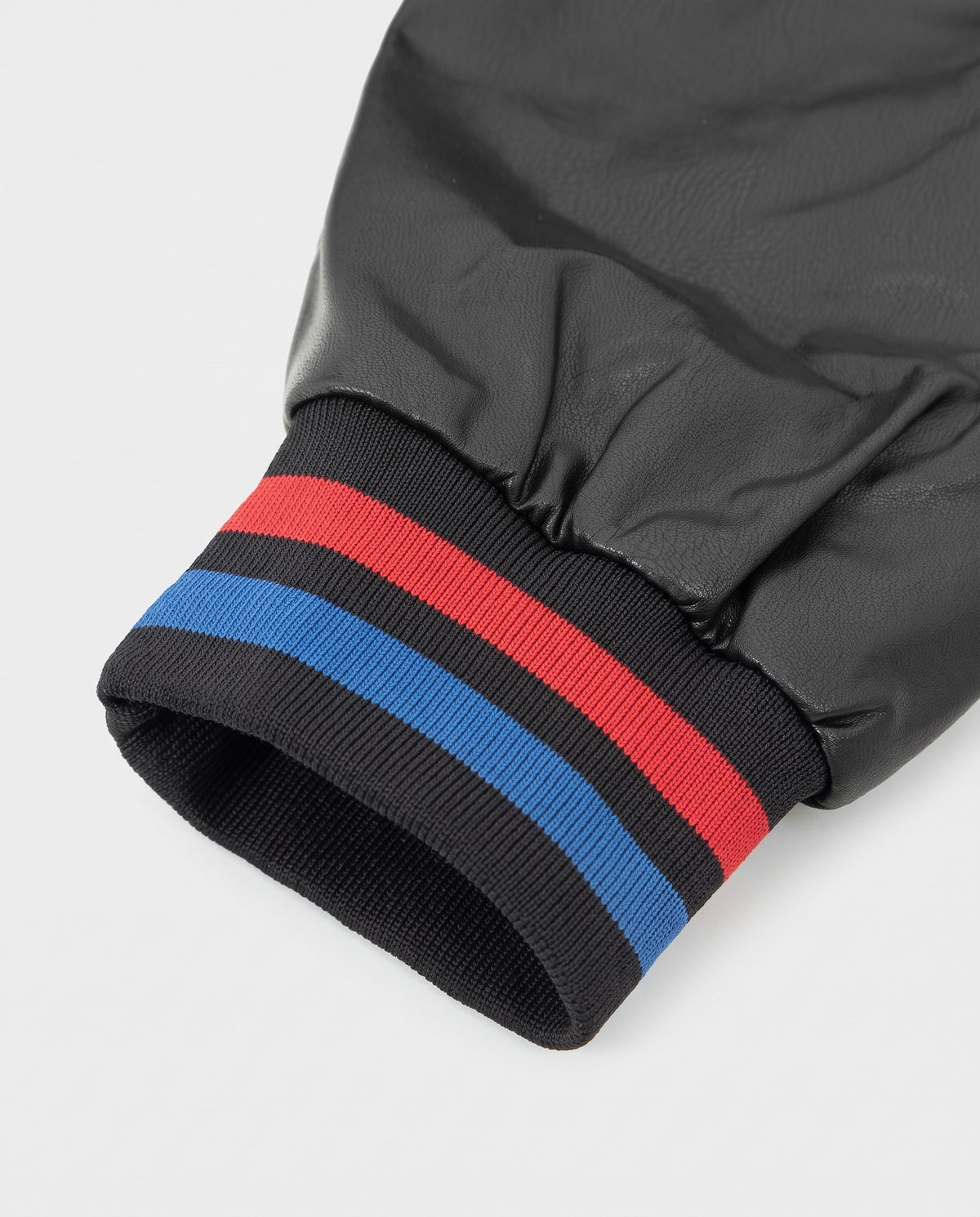 Détail du poignet rayé de la teddy jacket
