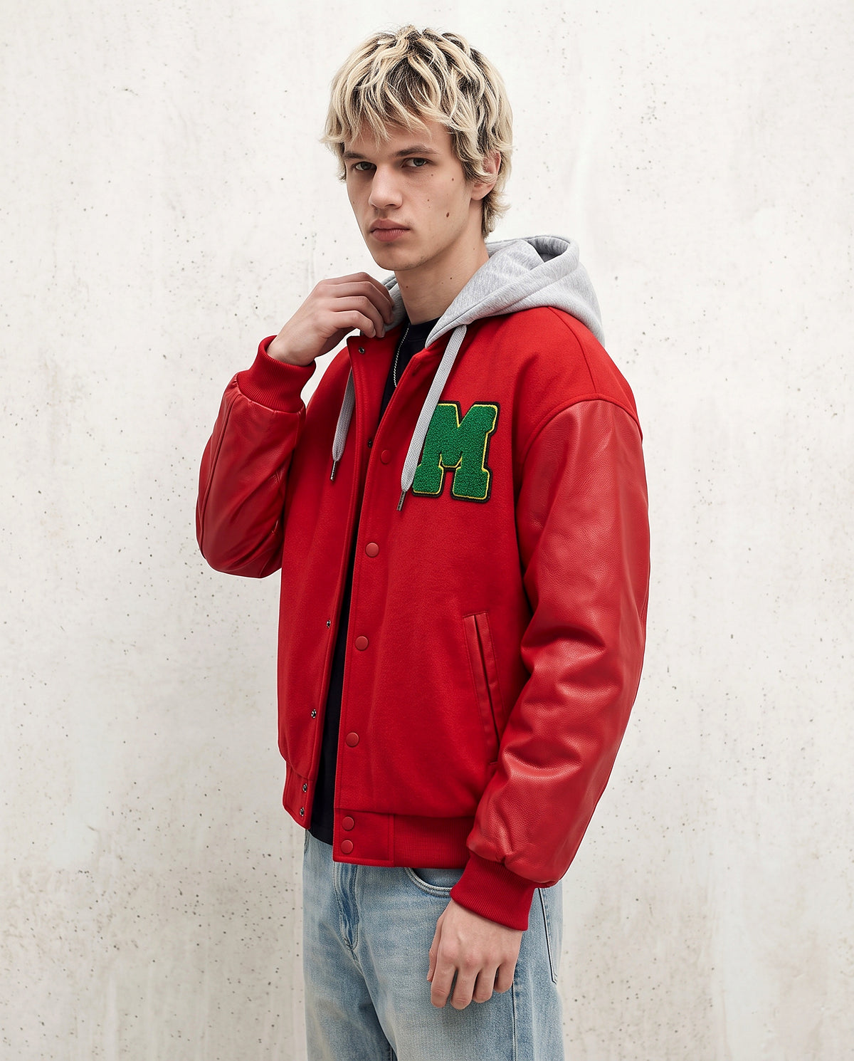 Veste américaine baseball rouge à capuche portée
