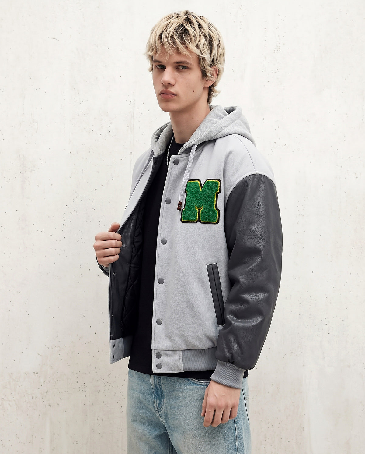 Veste américaine baseball grise à capuche portée