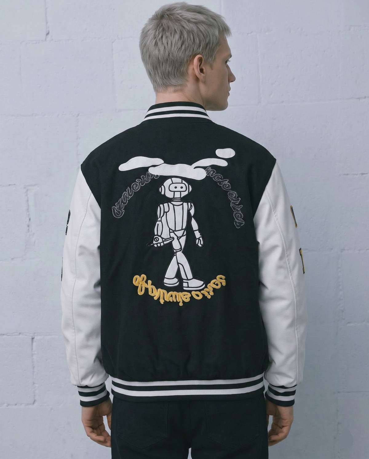 Veste américaine noire vue de dos avec broderie