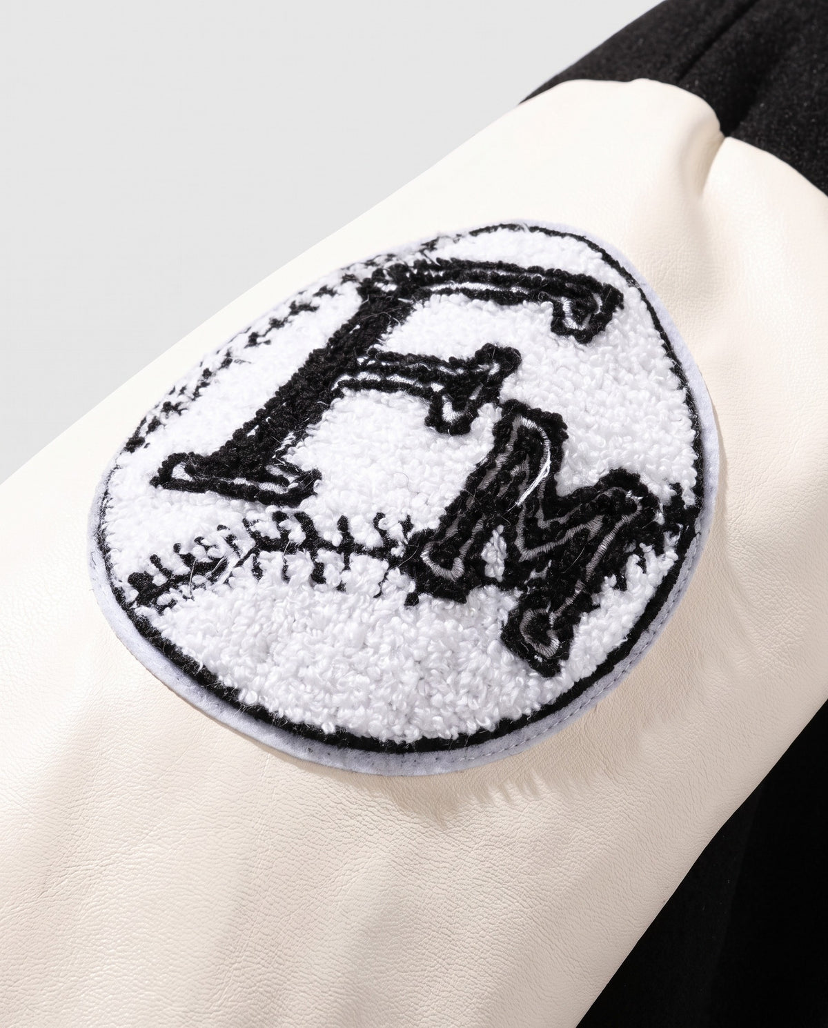 Détail de l'écusson de manche de la veste baseball américain