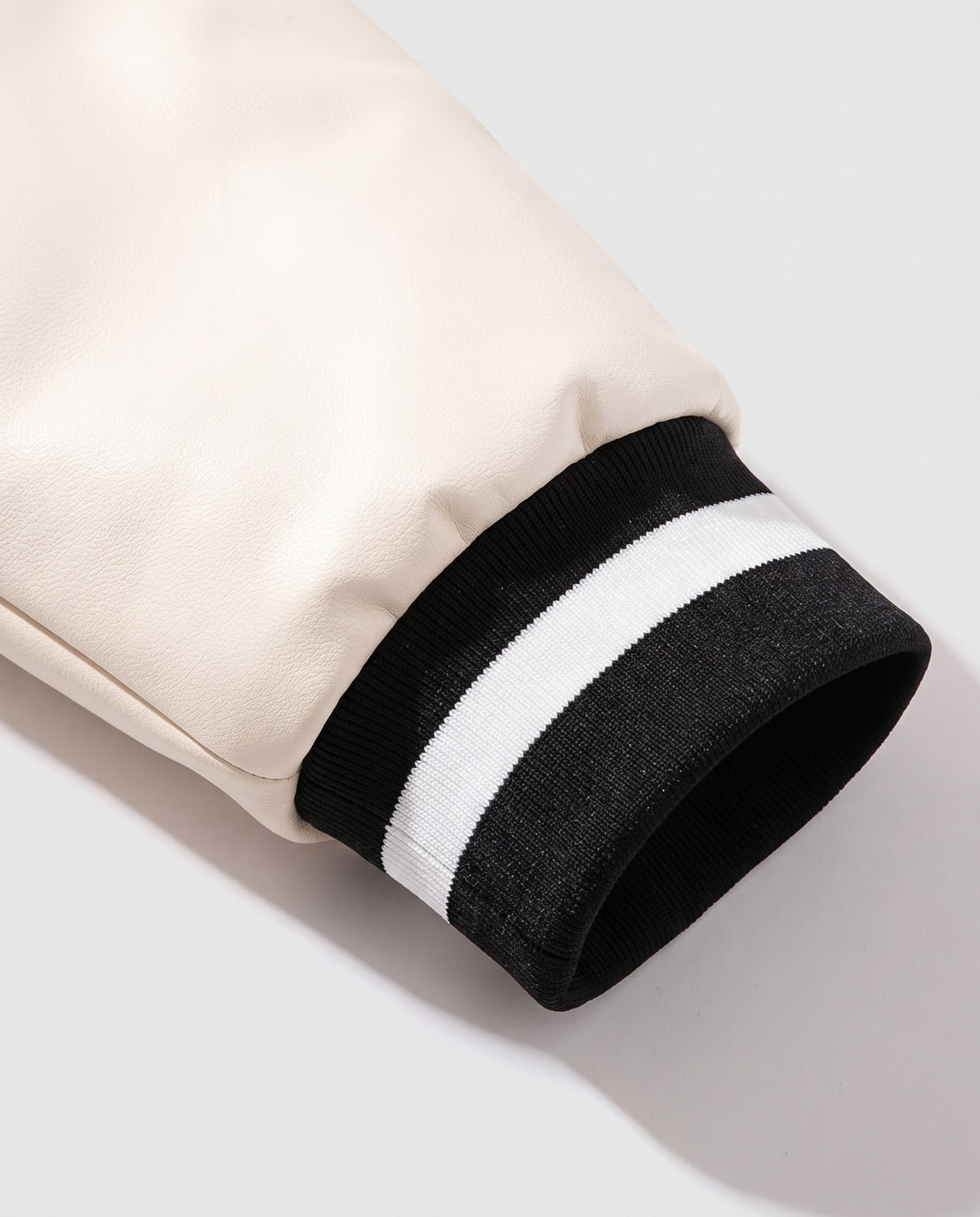 Détail du poignet rayé de la veste baseball américain