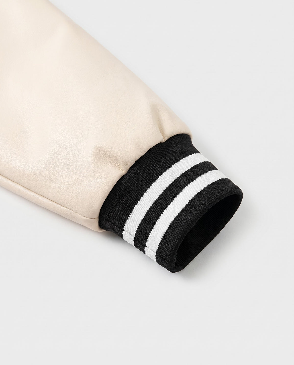 Veste Baseball Cuir détail du poignet