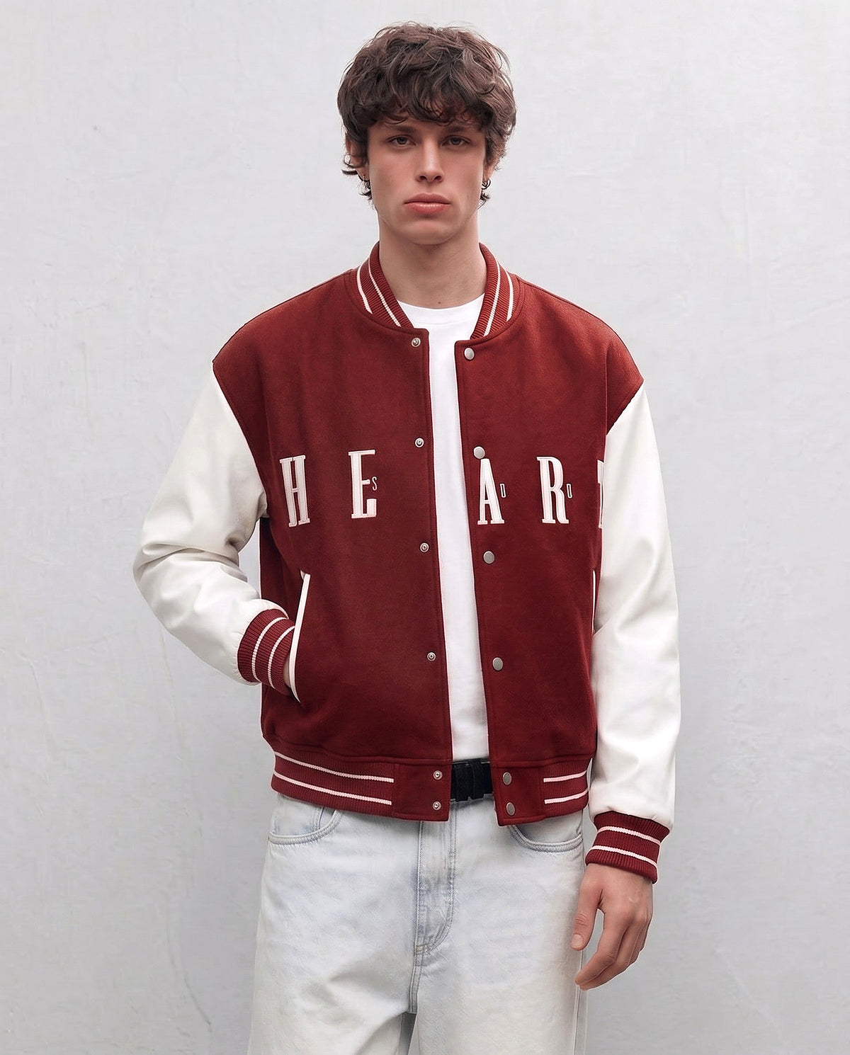 Veste baseball rouge homme portée, main dans la poche