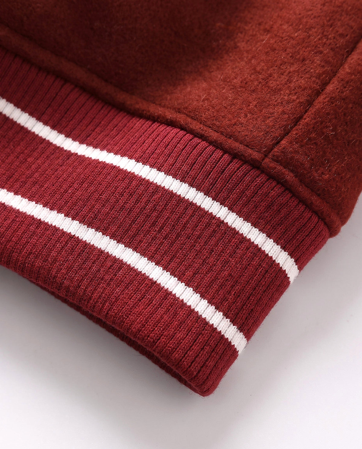 Détail poignet côtelé rayé veste baseball rouge