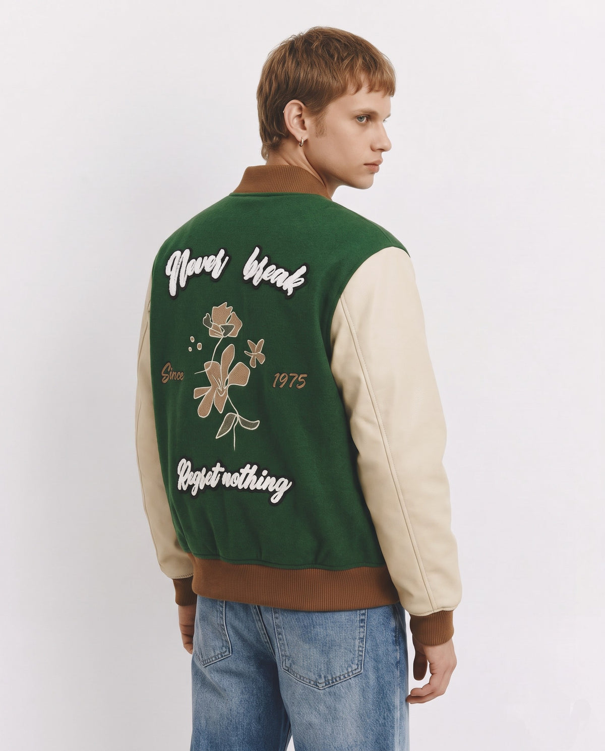 Veste de baseball verte vue de dos avec broderie Never break