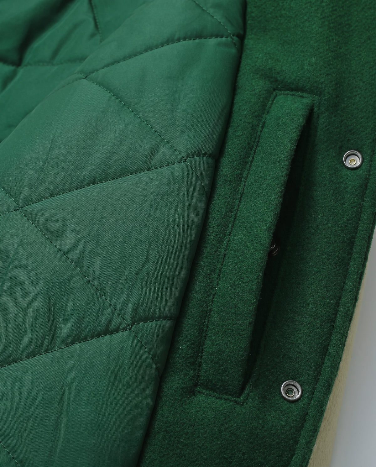Détail de la doublure matelassée de la veste de baseball verte