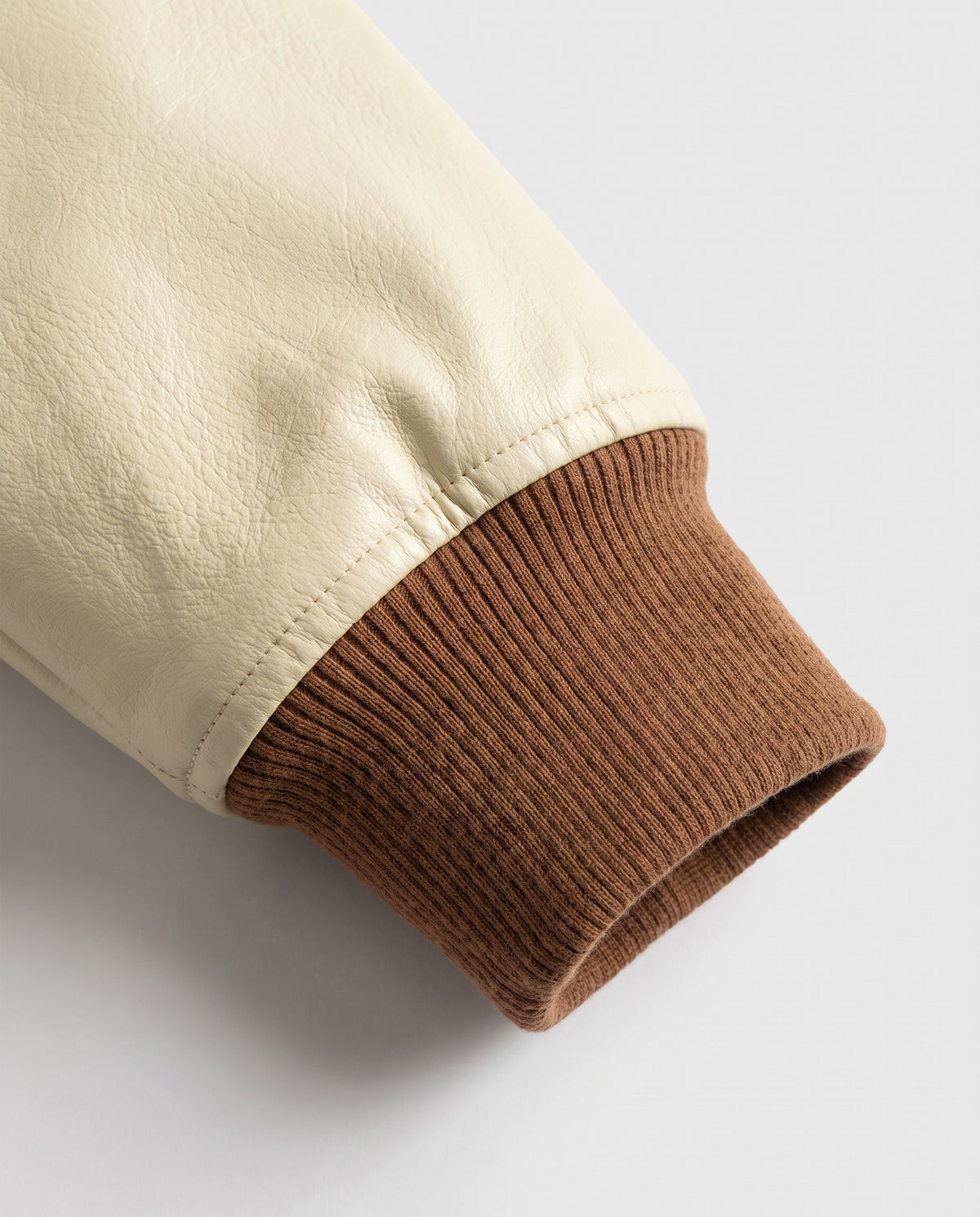 Détail du poignet de la veste de baseball verte