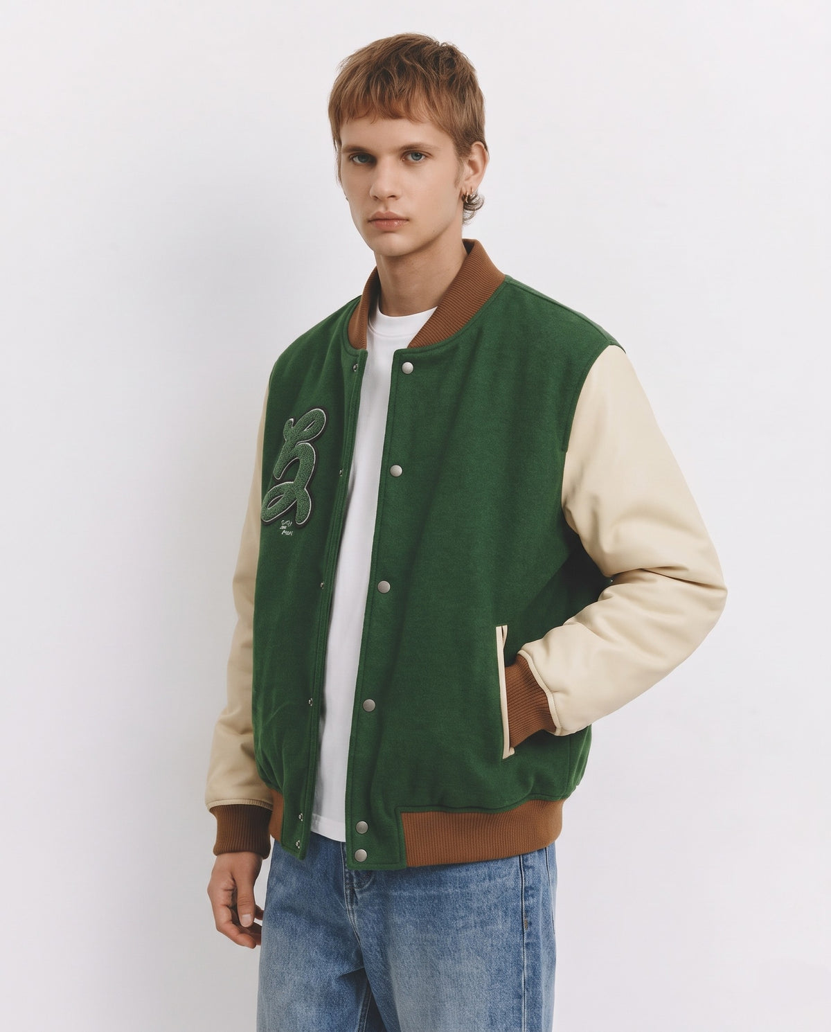 Veste de baseball verte portée de trois quarts