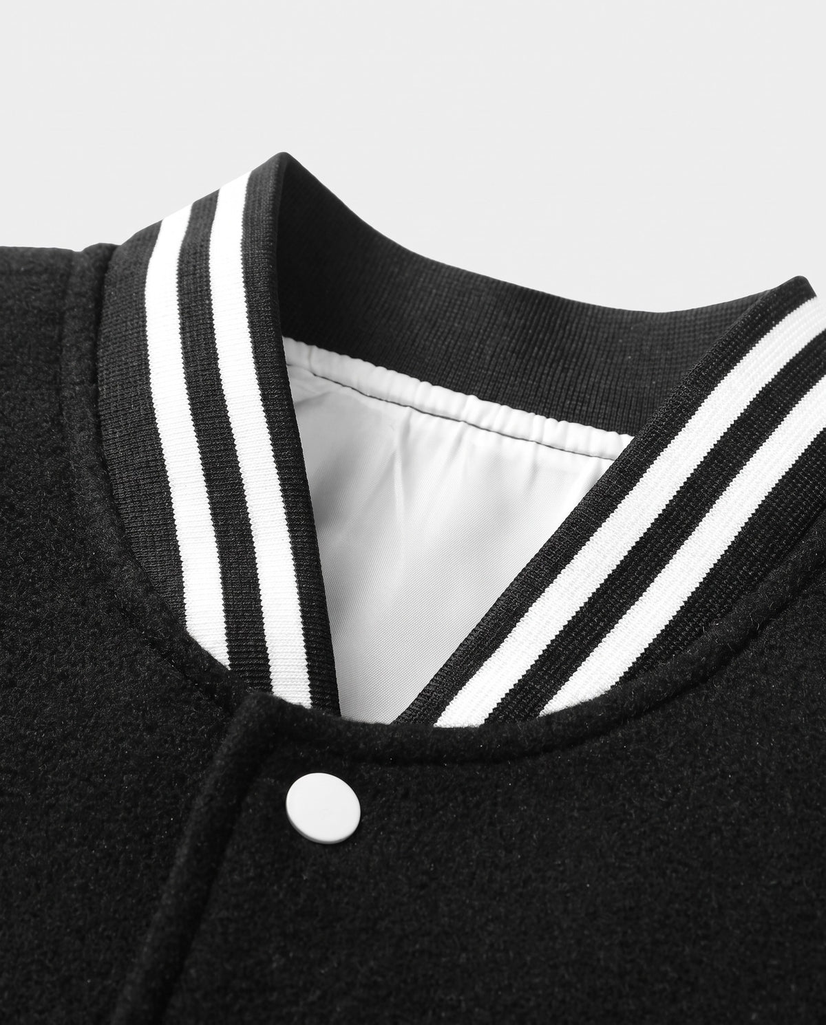 Détail du col rayé de la veste de baseball homme