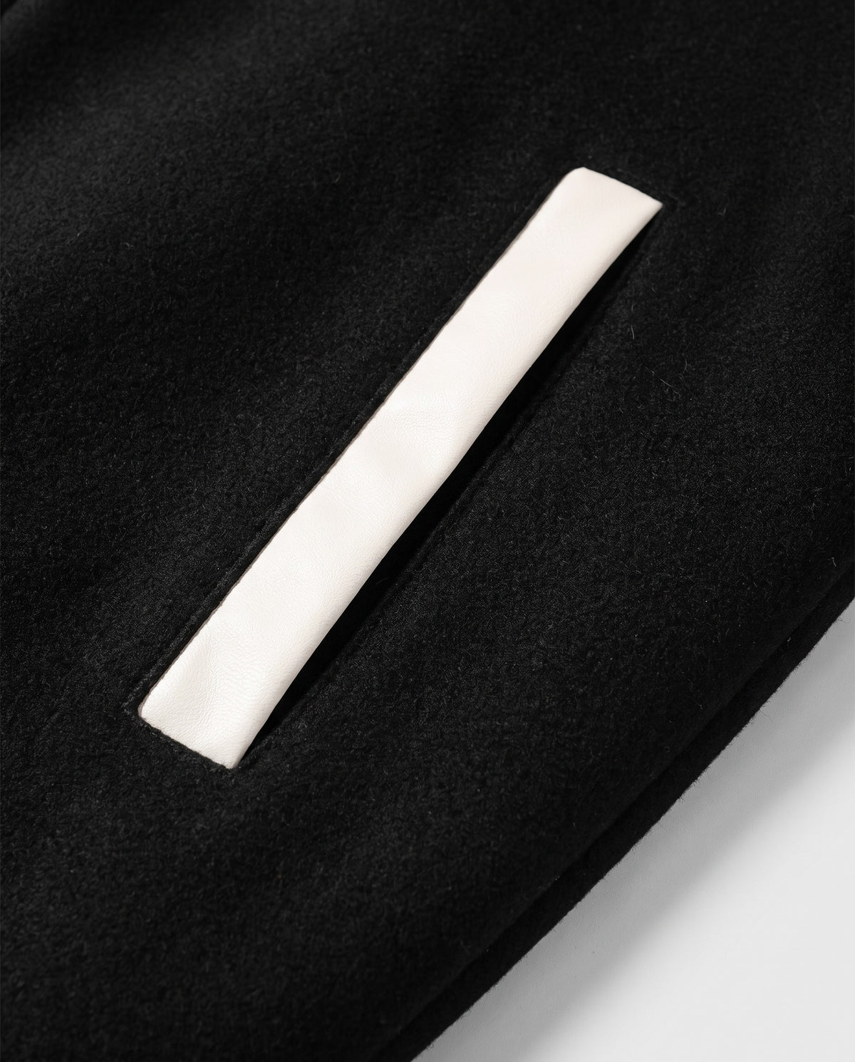 Détail de la poche passepoilée de la veste de baseball homme