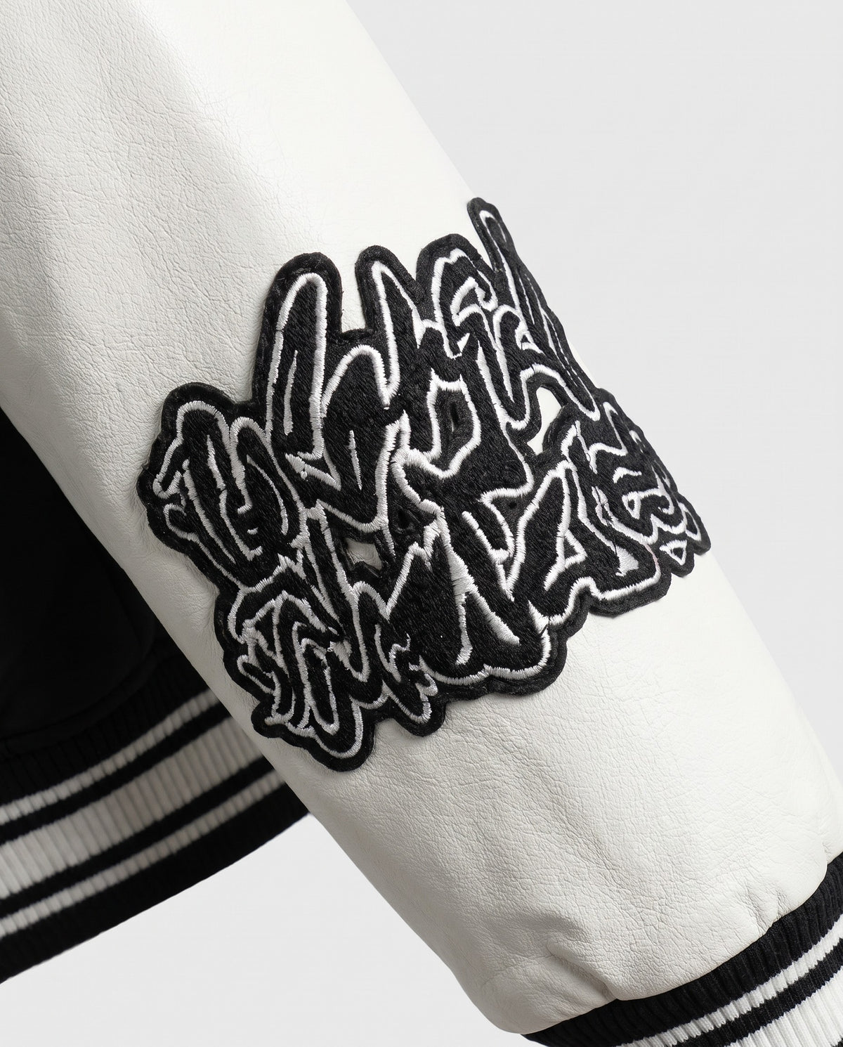 Détail de l'écusson de manche de la veste football américain