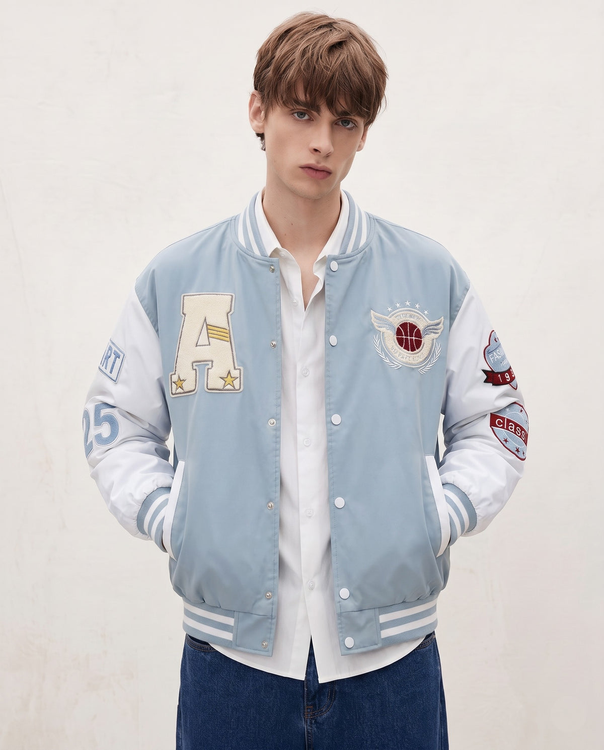 Varsity Jacket bleu ciel portée