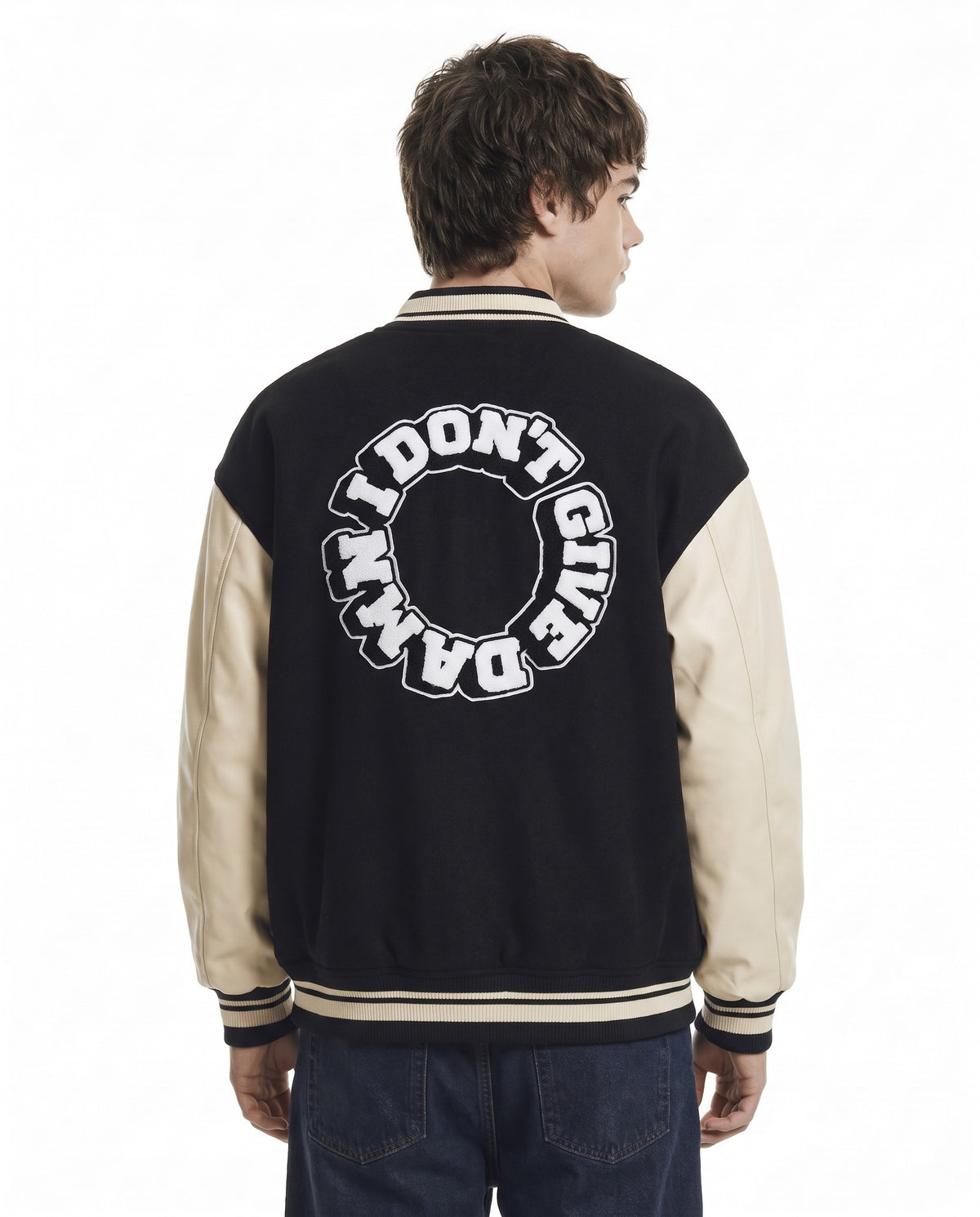 Varsity jacket noire vue de dos avec lettrage chenille