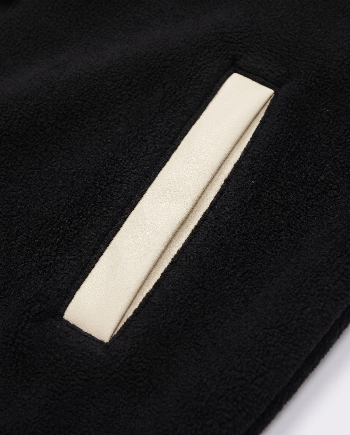 Détail de la poche de la varsity jacket noire