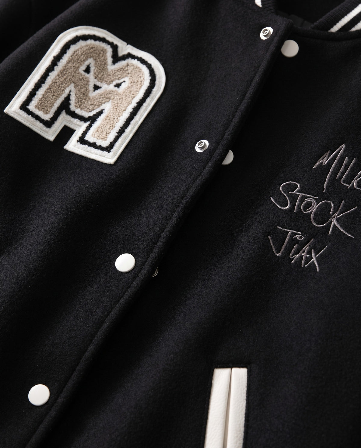 Détail de l'écusson M chenille de la varsity jacket