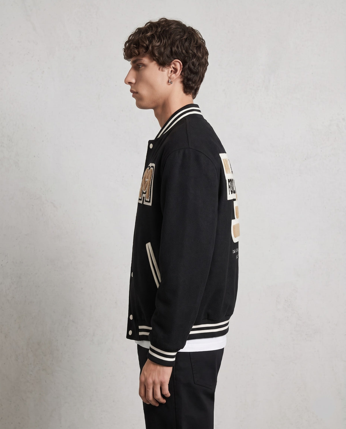 Varsity jacket noire homme de profil