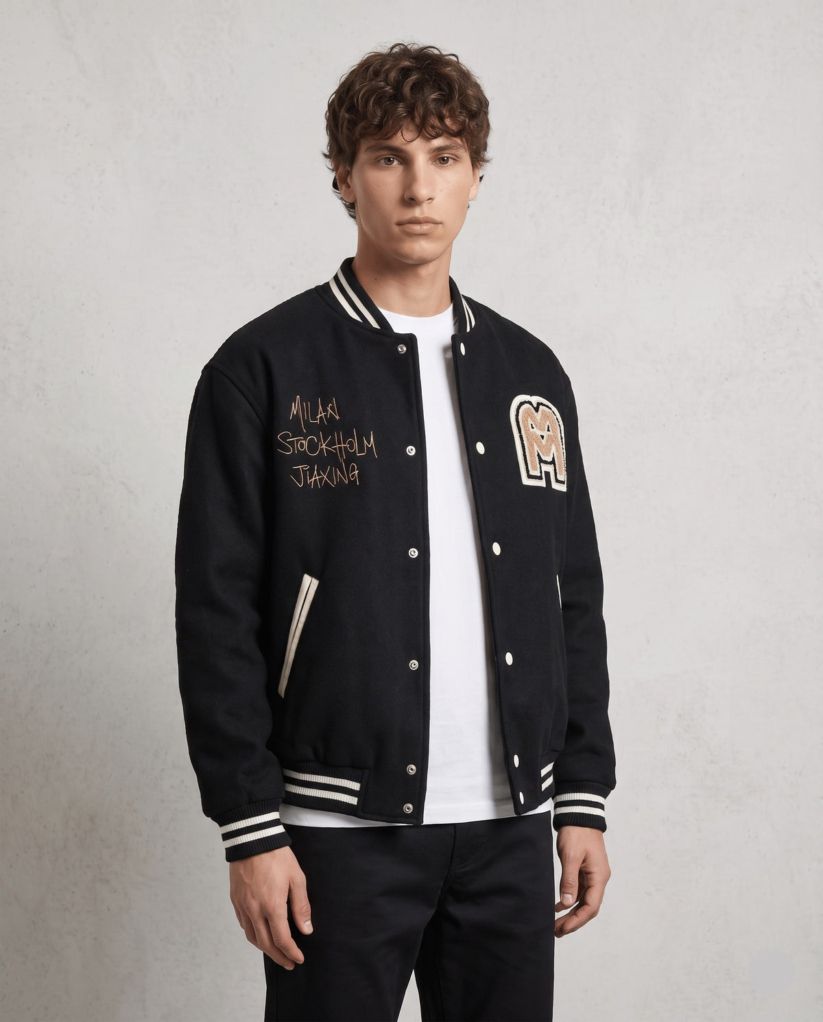 Varsity jacket noire homme portée de trois quarts