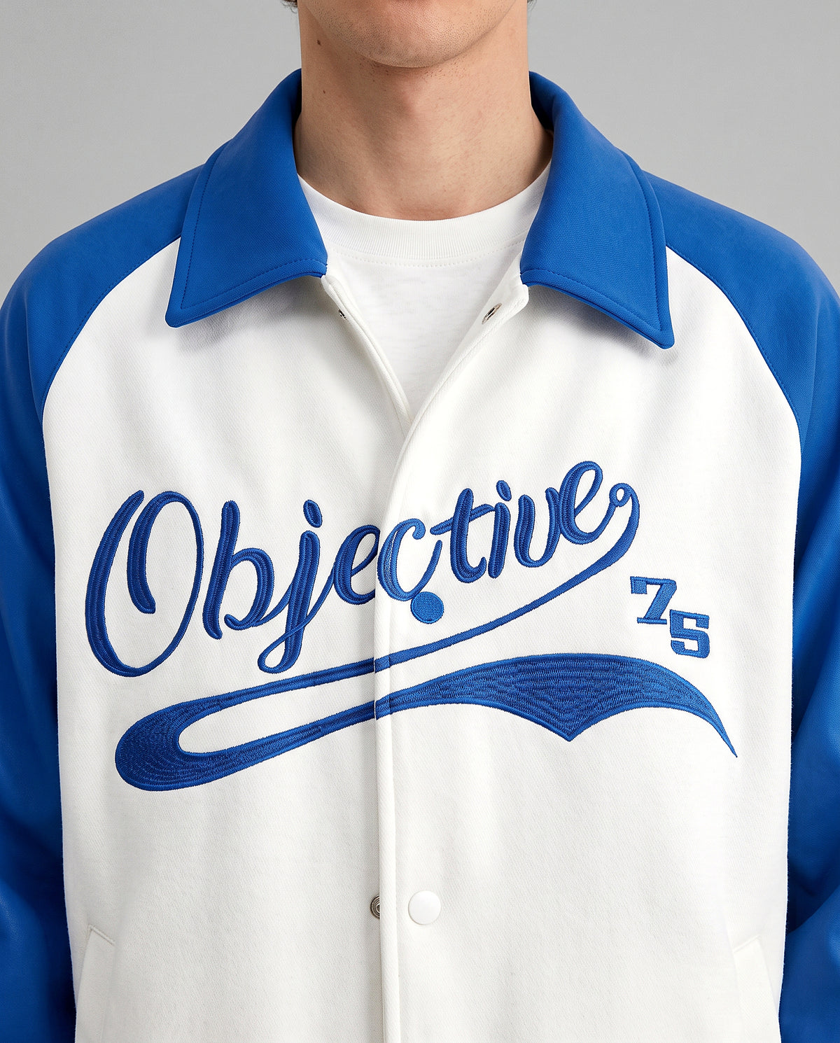 Détail broderie Objective 75 veste style américain bleu