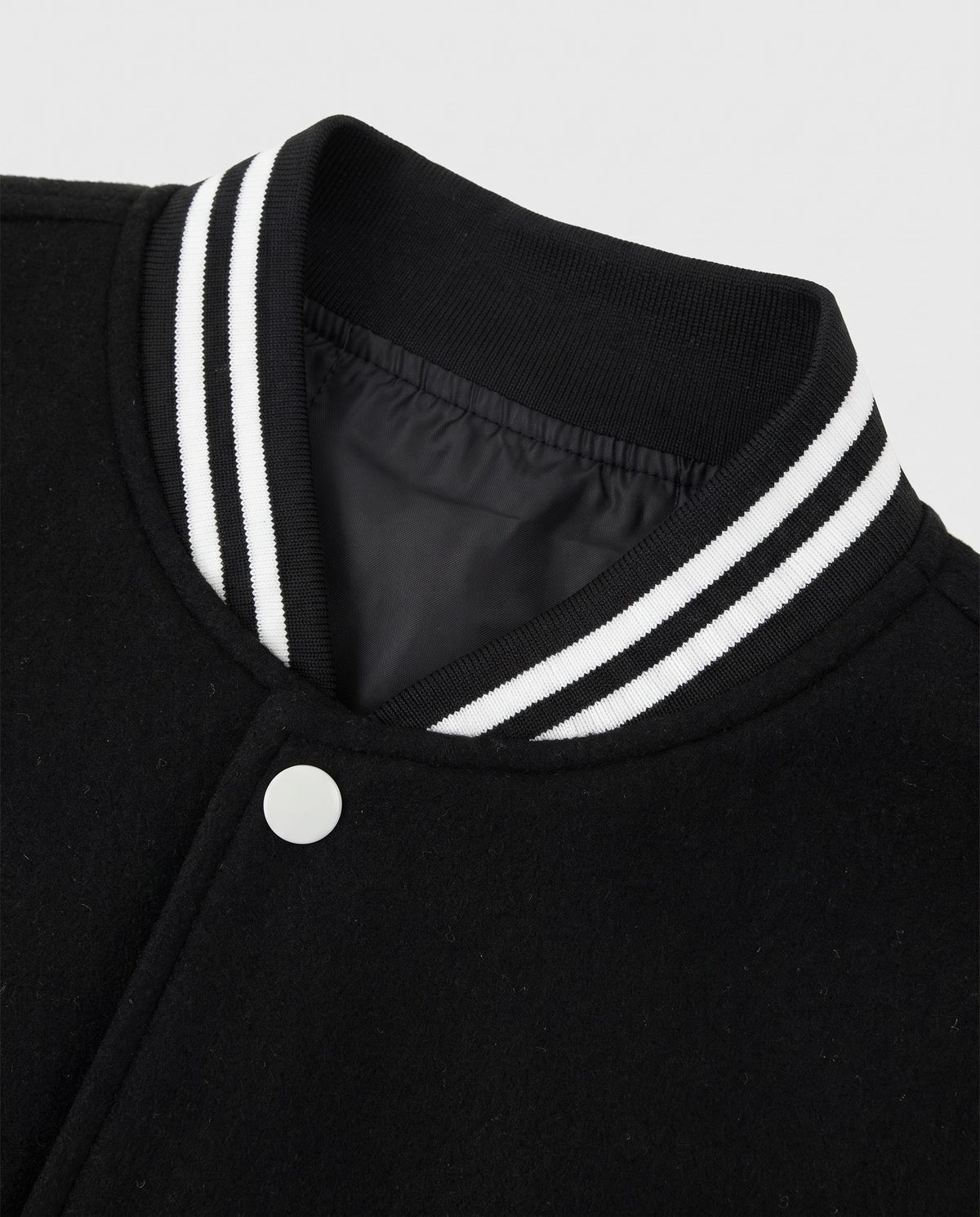 Détail du col rayé de la veste style université