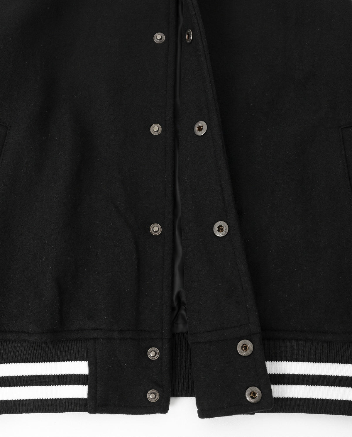 Veste Teddy détail des boutons pression