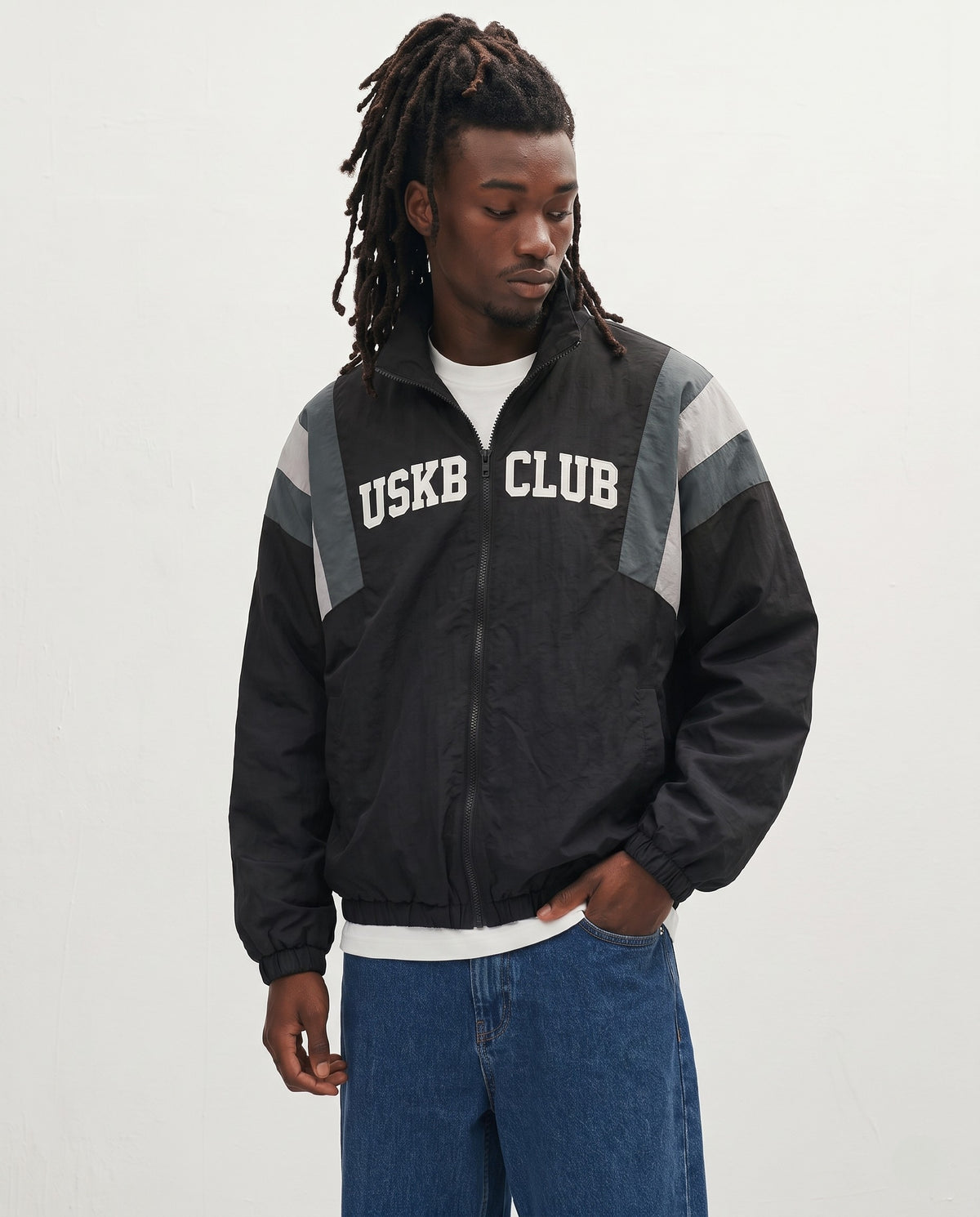 Veste universitaire noire portée