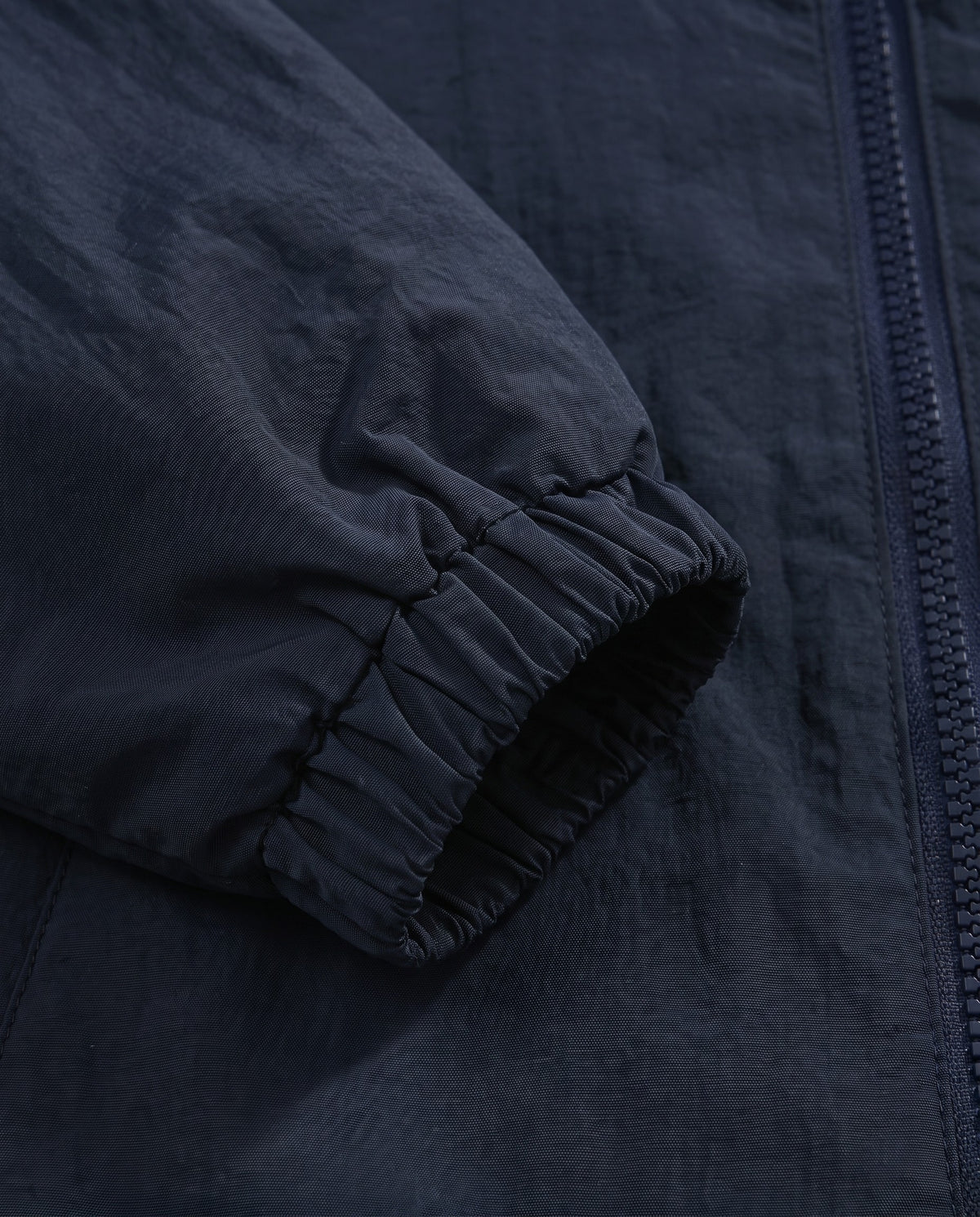 Détail du poignet élastiqué de la veste universitaire bleu marine