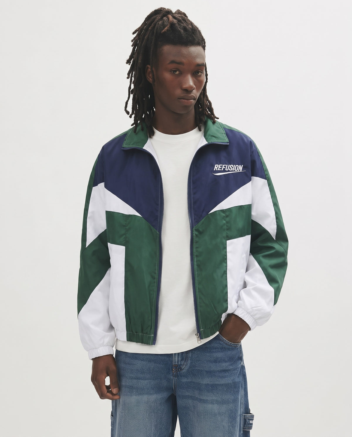 Veste universitaire vintage bleue et verte portée