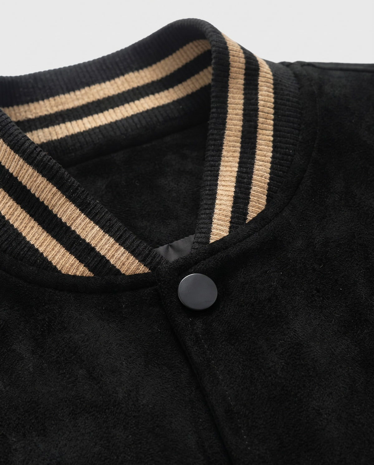 Détail du col rayé de la veste université vintage