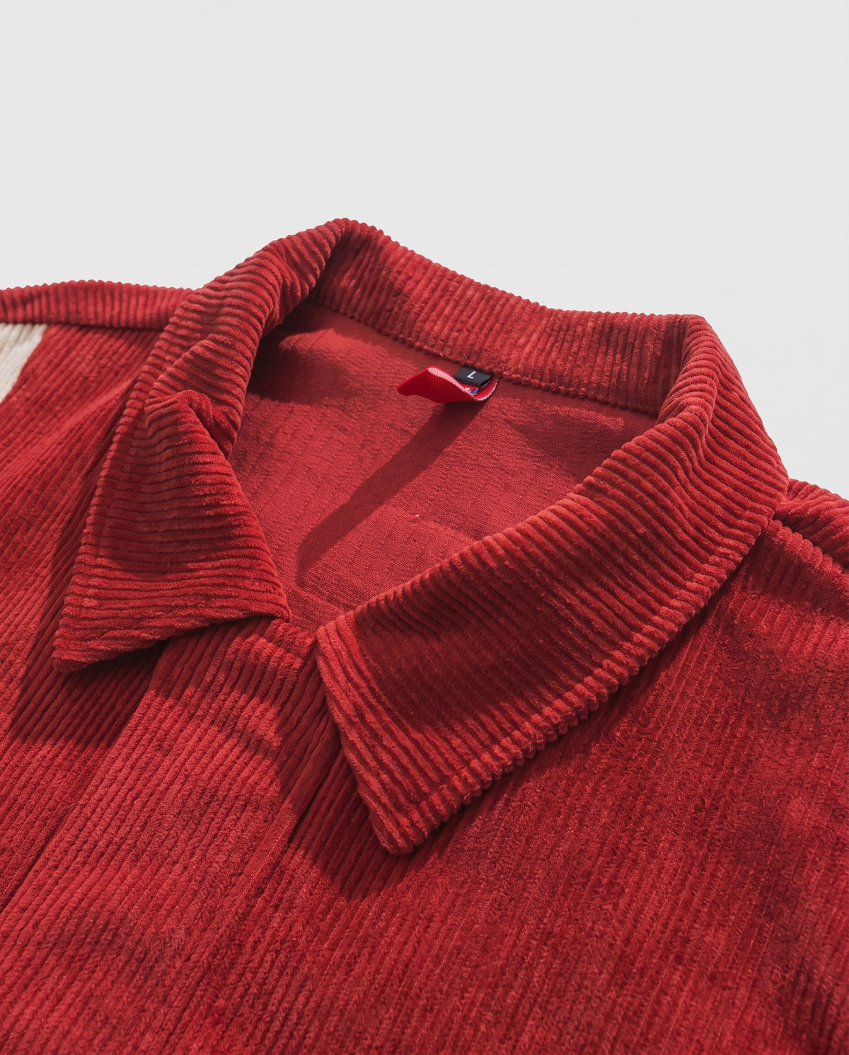 Détail du col en velours côtelé de la veste vintage rouge