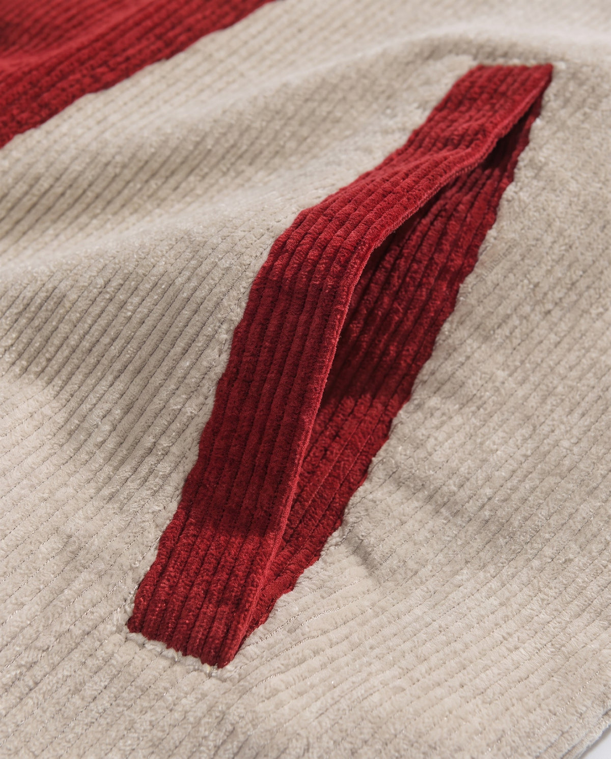 Détail de la poche de la veste vintage rouge